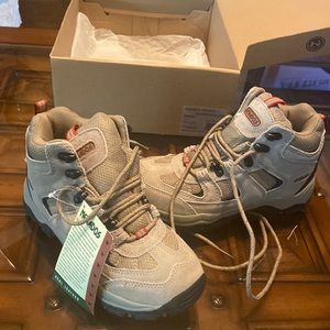 Womens Nevados hiking boomerang II mid boots.